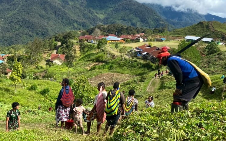 Masyarakat Pegunungan Bintang Bersama Satgas Yonif 143/TWEJ Gelar Karya Bakti Bersihkan Lingkungan