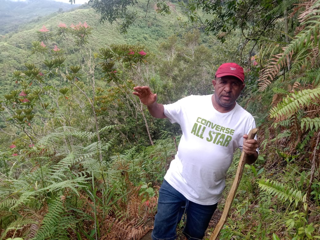 Bupati Spei Bidana Rela Lewati Bukit Terjal Belasan Kilometer Untuk Ikut Penguburan Ayahnya