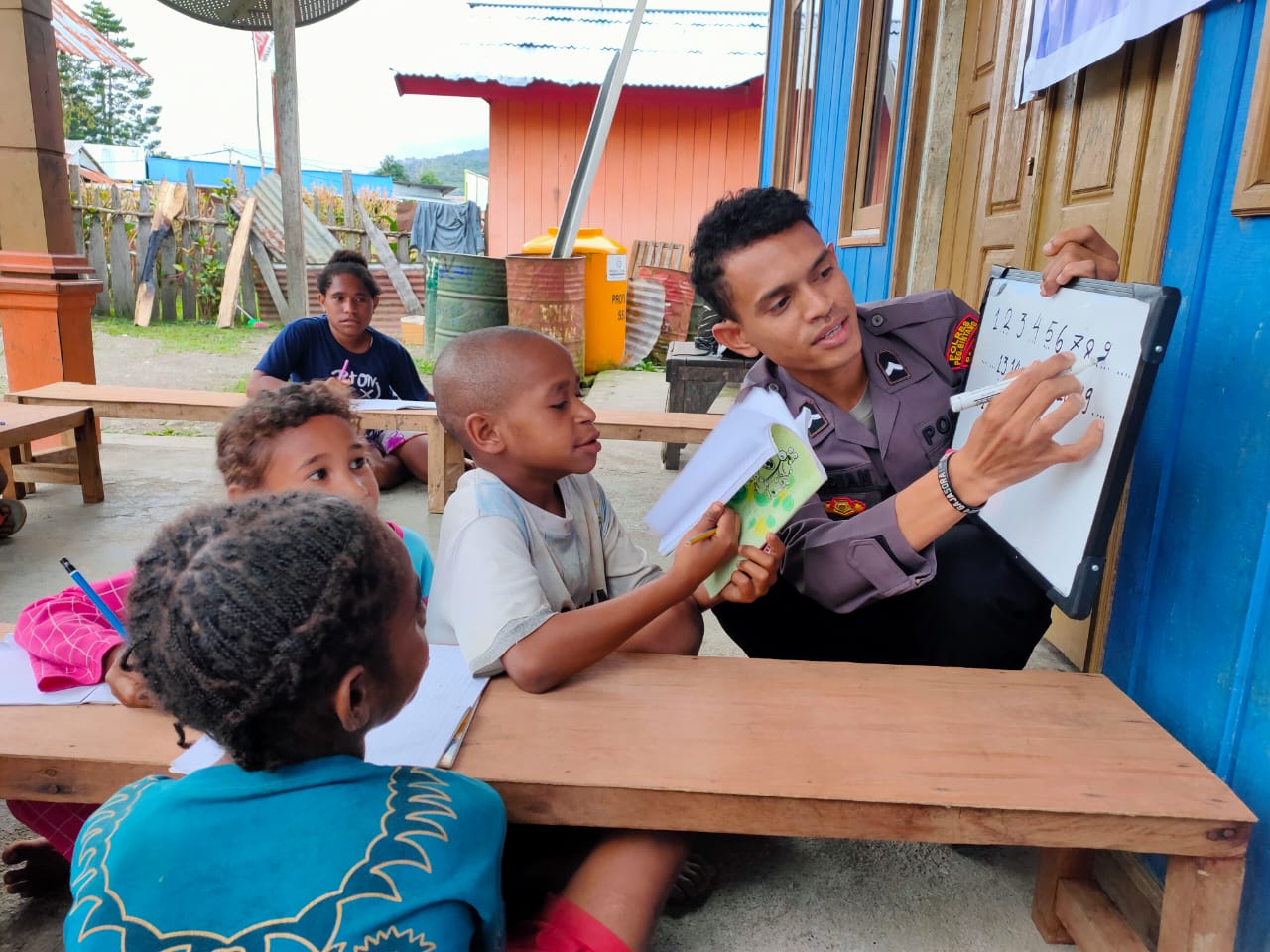 Semangat Anak Pegunungan Bintang Belajar Berhitung Dalam Polisi Pi Ajar