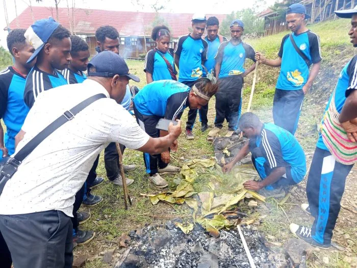 Semarak Hardiknas di Distrik Weime: Sinergi Tiga Jenjang Sekolah dan Kehangatan Tradisi Bakar Batu